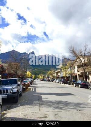 Street Shots, Canmore, Alberta, Canada, e le Montagne Rocciose Canadesi Foto Stock