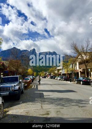 Street Shots, Canmore, Alberta, Canada, e le Montagne Rocciose Canadesi Foto Stock