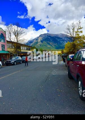 Street Shots, Canmore, Alberta, Canada, e le Montagne Rocciose Canadesi Foto Stock