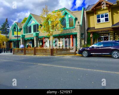 Street Shots, Canmore, Alberta, Canada, e le Montagne Rocciose Canadesi Foto Stock