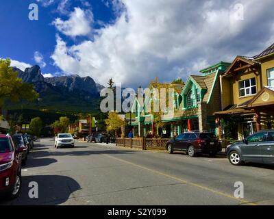 Street Shots, Canmore, Alberta, Canada, e le Montagne Rocciose Canadesi Foto Stock