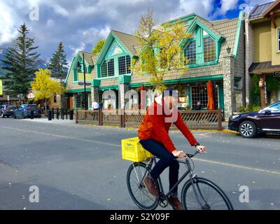 Street Shots, Canmore, Alberta, Canada, e il Canadian Rockies, uomo di bicicletta Foto Stock