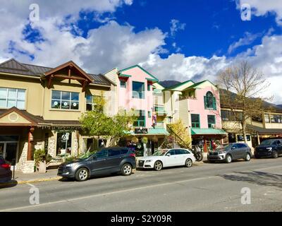 Street Shots, Canmore, Alberta, Canada, e il Canadian Rockies, uomo di bicicletta Foto Stock