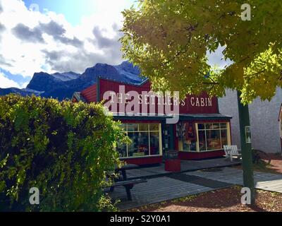 Street Shots, Canmore, Alberta, Canada, e il Canadian Rockies, decantatore dell abitacolo Foto Stock