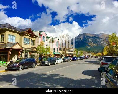 Street Shots, Canmore, Alberta, Canada, e il Canadian Rockies, Foto Stock