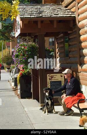 Street Shots, Canmore, Alberta, Canada, e il Canadian Rockies, un uomo e il suo cane Foto Stock