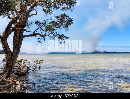 Bushfire Over/attraverso il lago Foto Stock