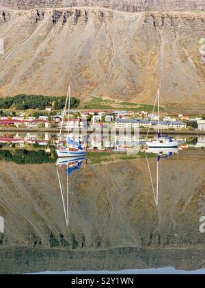 Isafjordur, Islanda - Settembre 2019: bellissimi riflessi nell'acqua ancora di questo porto nei Fiordi Occidentali. Foto Stock