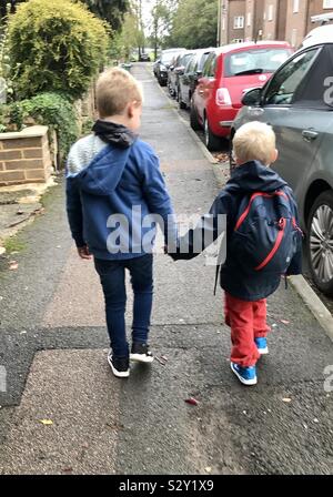 I bambini andare a scuola a piedi Foto Stock