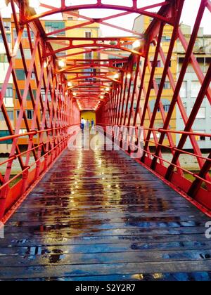 Red ponte che attraversa il fiume Onyar nella città di Girona Foto Stock