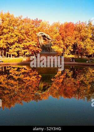 Un monumento di Frederic Chopin nel Parco Lazienki a Varsavia, Polonia, all'inizio dell'autunno. Alberi colorati in background. Foto Stock