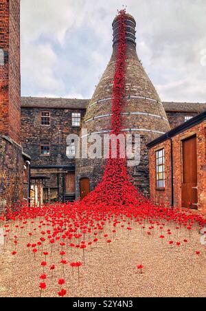 14-18 Guerra Tour di papavero Middleport ceramica Stoke on Trent piangendo finestra Foto Stock