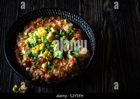 La quinoa e zuppa di verdure con char mais alla griglia Foto Stock