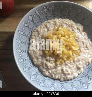 La torta di mele ispirato crema di farina e di latte in un recipiente di ceramica Foto Stock