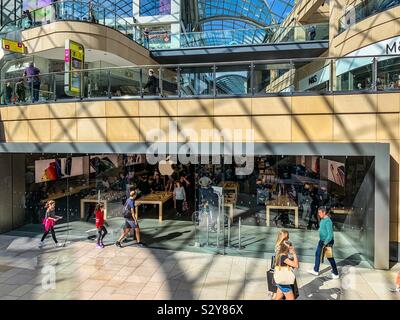 Apple store nella Trinità Leeds shopping centre Foto Stock