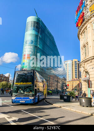 Megabus passando per il Museo Nazionale del Calcio in Manchester Foto Stock