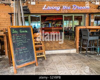 Vivere il sogno segno esterno della Watering Hole bar in Perranporth in Cornovaglia Foto Stock