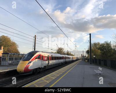 LNER Azuma treno sulla east coast main line a Northallerton, North Yorkshire, Inghilterra, Regno Unito Foto Stock