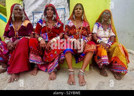 Lambadi le donne nel loro villaggio in Karnataka, India. Foto Stock