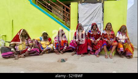 Lambadi le donne nel loro villaggio in Karnataka, India. Foto Stock