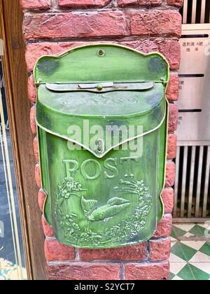 Un bel vecchio nella cassetta postale di Hong Kong. Foto Stock