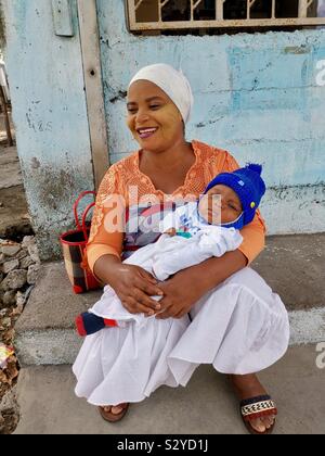 Ritratto di una donna delle Comore e il suo bambino. Foto Stock