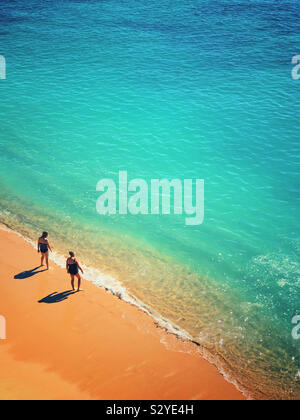 Due i bagnanti che sta per andare in mare sulla costa di Algarve, PORTOGALLO Foto Stock