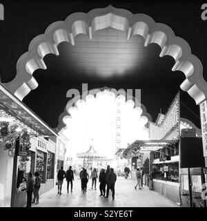 Immagine in bianco e nero dell'ingresso al molo di acciaio Amusement Park, Atlantic City Boardwalk, Atlantic City, New Jersey, Stati Uniti Foto Stock