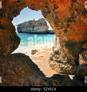 Insolite formazioni di roccia sulla spiaggia di Praia Śao Rafael, Algarve, PORTOGALLO Foto Stock