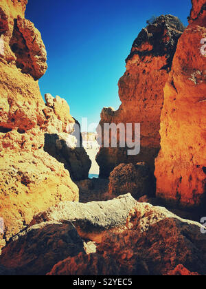 Insolite formazioni di roccia sulla spiaggia di Praia Śao Rafael, Algarve, PORTOGALLO Foto Stock