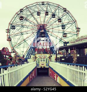 Wonder Wheel ferris ride a Coney Island, Brooklyn, New York, Stati Uniti d'America. Foto Stock