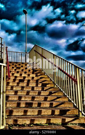 Ombre forti su una scala di cemento sul ponte sospeso, Troon, Ayrshire, Scozia, Regno Unito Foto Stock