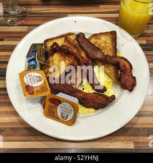 Cuocere la prima colazione americana, french toast con uova e bacon, Andrews Coffee Shop e. Foto Stock
