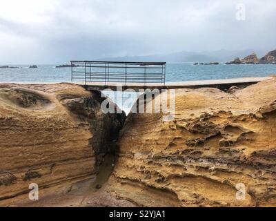 Un sentiero oltre due rocce in un Parco Geo vicino a Taipei. Foto Stock