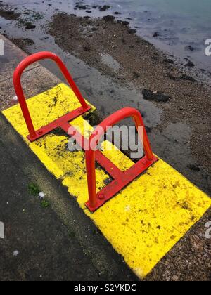 Giallo e rosso passaggi su una parete del porto, Cornwall. Foto Stock