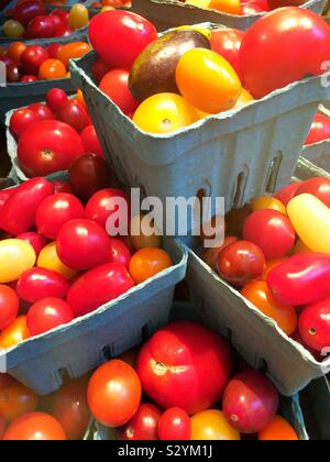 Cartoni di prodotti localmente cimelio di pomodori e pomodori ciliegia nel produrre del corridoio della drogheria, STATI UNITI D'AMERICA Foto Stock