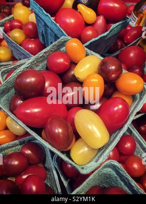 Scatole di cartone di localmente cimelio di pomodori nel produrre del corridoio della drogheria, STATI UNITI D'AMERICA Foto Stock