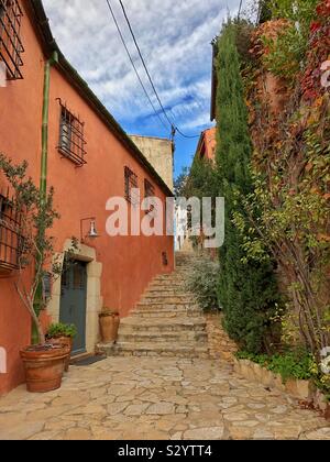 Ricerca di Carrer del Castell in Begur, Catalunya, la strada che conduce ai resti del castello sulla sommità della collina. Foto Stock