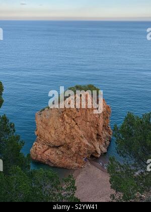 Isla Roja è una roccia su L'Illa Roja spiaggia vicino Sa Riera, Begur sulla Costa Brava in Spagna. Foto Stock