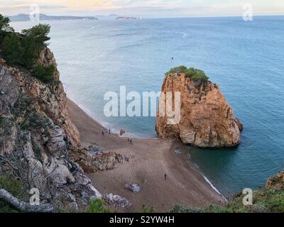 Isla Roja è una roccia su L'Illa Roja spiaggia vicino Sa Riera, Begur sulla Costa Brava in Spagna. Foto Stock