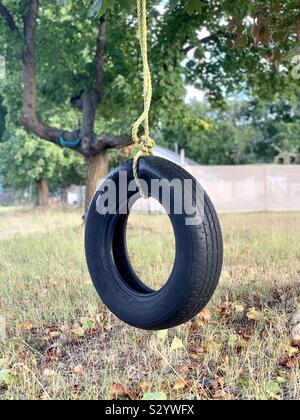 Tire Swing con una corda appesa a un albero a Grand Forks, British Columbia, Canada. Foto Stock