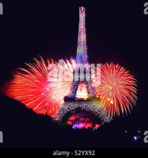 La Torre Eiffel a Parigi il giorno Basttile con fuochi d'artificio Foto Stock