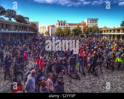 Tutti in bicicletta: caso di ciclisti 2600 a Montpellier Francia Foto Stock