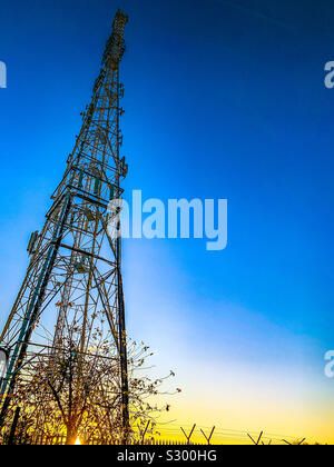 Mobile phone mast aka stazione ricetrasmittente di base a Bolton vicino a Manchester Foto Stock