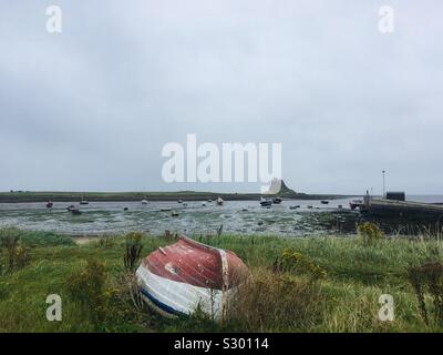 Vista attraverso la Holy Isle di Lindisfarne Castle Foto Stock