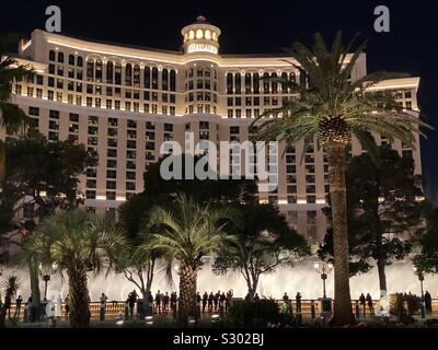 La gente all'esterno guardando le fontane del Bellagio a Las Vegas di Notte Foto Stock