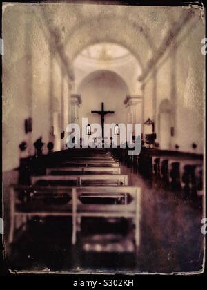 Vista interna del XVIII secolo la chiesa di San Francesco di Assisi si trova in Umán, Yucatán. Foto Stock