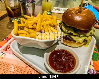 Cheeseburger e patatine fritte Foto Stock