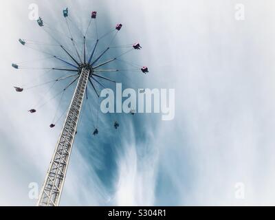 Star Flyer la filatura grande ruota fairground ride a Natale luna park Foto Stock