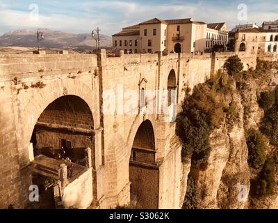 Puente Nuevo, il ponte che attraversa il fiume Guadalevin che divide la città di Ronda in Spagna Foto Stock